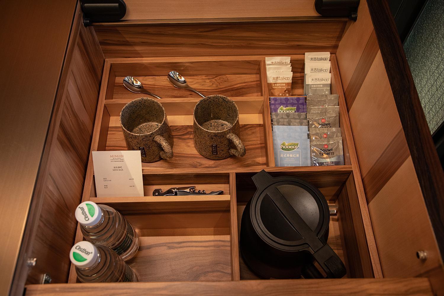 Hotel Mumian Beijing Daxing International Airport, Part Of Hyatt Esterno foto A tea and coffee making facility in a hotel room